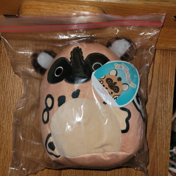 Squishmallows, Deeto the African Wild Dog - Picture 4 of 4